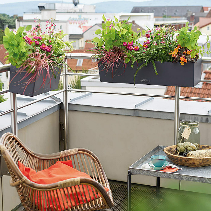 Кашпо с растениями на балконе
